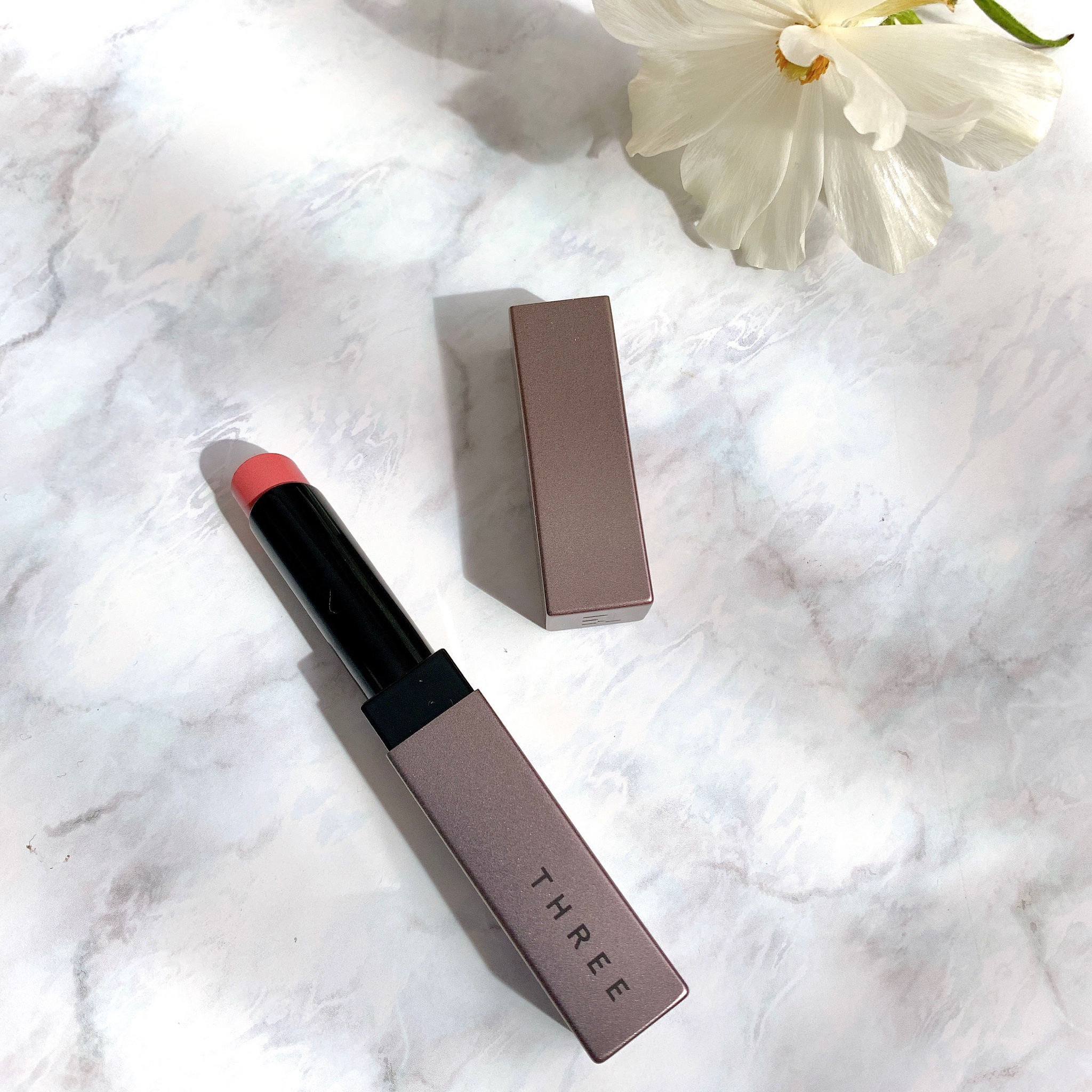 THREE / アライジングスピリットリップグロー X03 REAWAKEN DANCEの