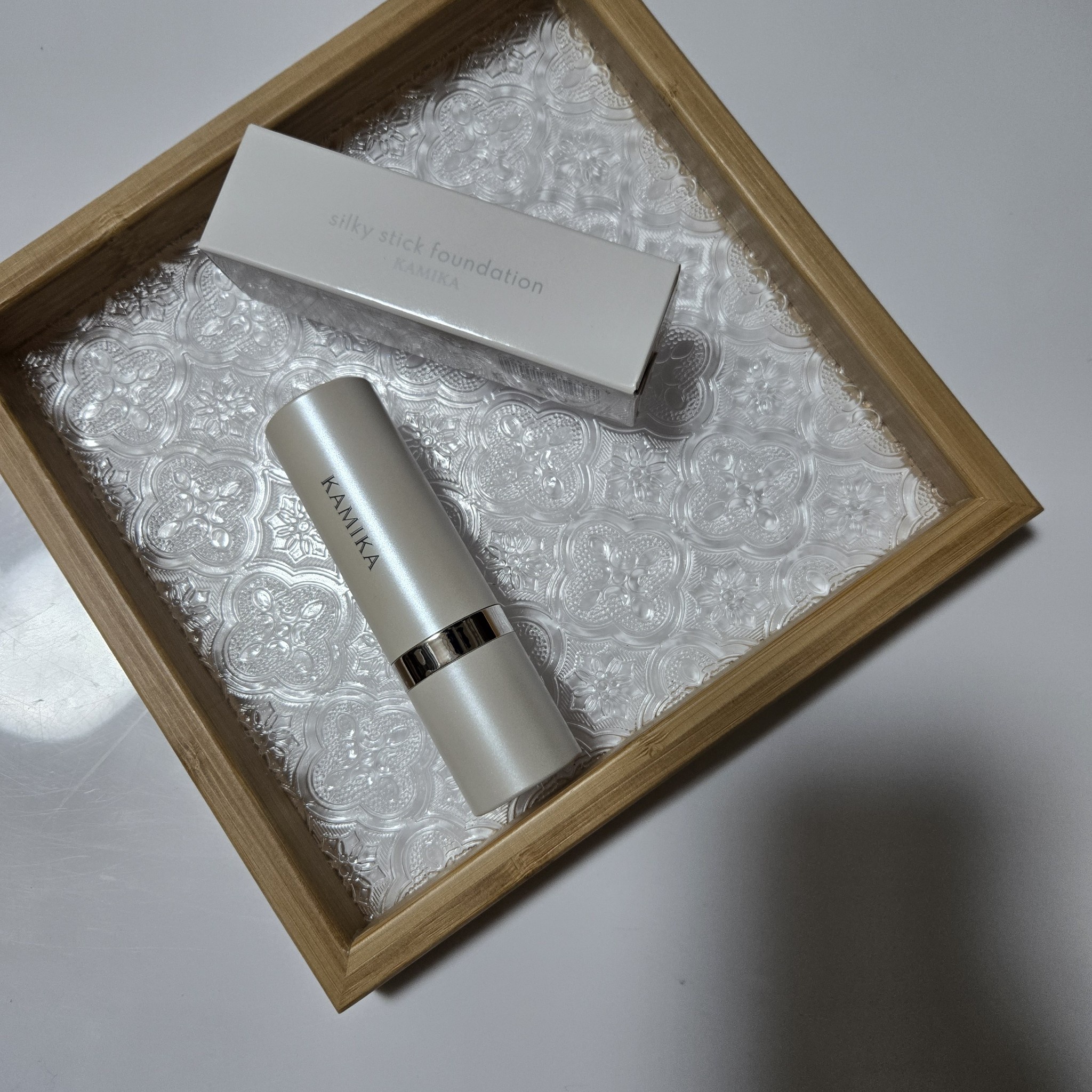 KAMIKA / シルキースティックファンデーション ホワイトの公式商品情報
