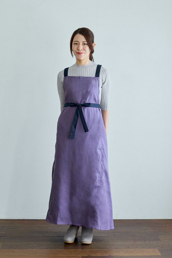 若山曜子さんの新しいエプロン・リラックス クロスバッグエプロンと