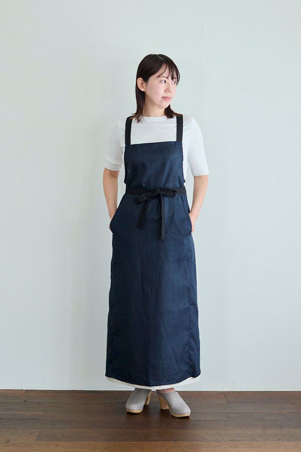 若山曜子さんの新しいエプロン・リラックス クロスバッグエプロンと