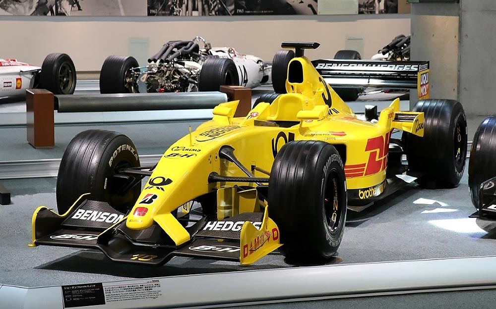 佐藤琢磨の2002年型F1マシン「ジョーダン・ホンダEJ12」が新名神高速