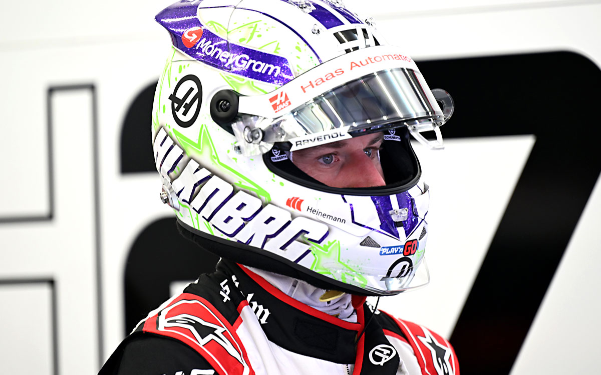 ヘルメットを被って走行を待つハースのニコ・ヒュルケンベルグ、2024年