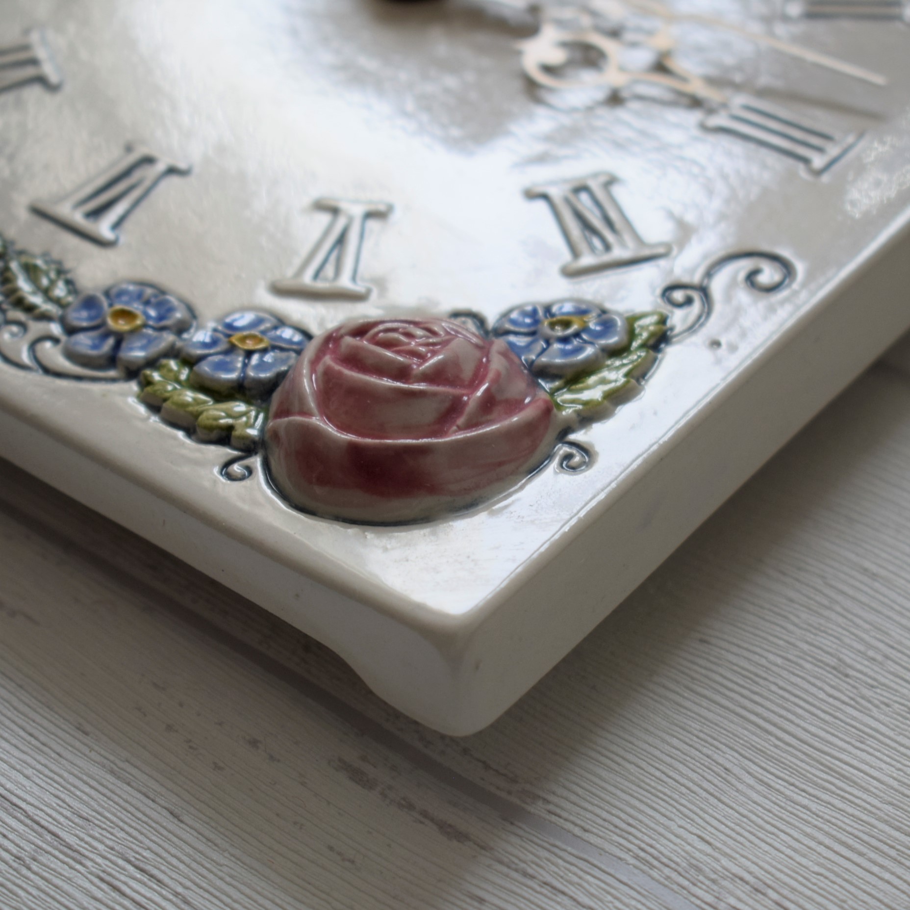 薔薇の陶板・バラの時計 / Jie Gantofta ・ジィガントフタ | florantik