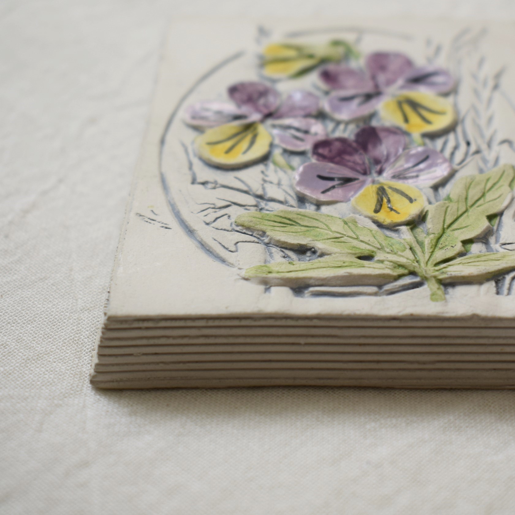 ビオラの陶板 / Jie Gantofta ・ジィガントフタ / Miniサイズ・白