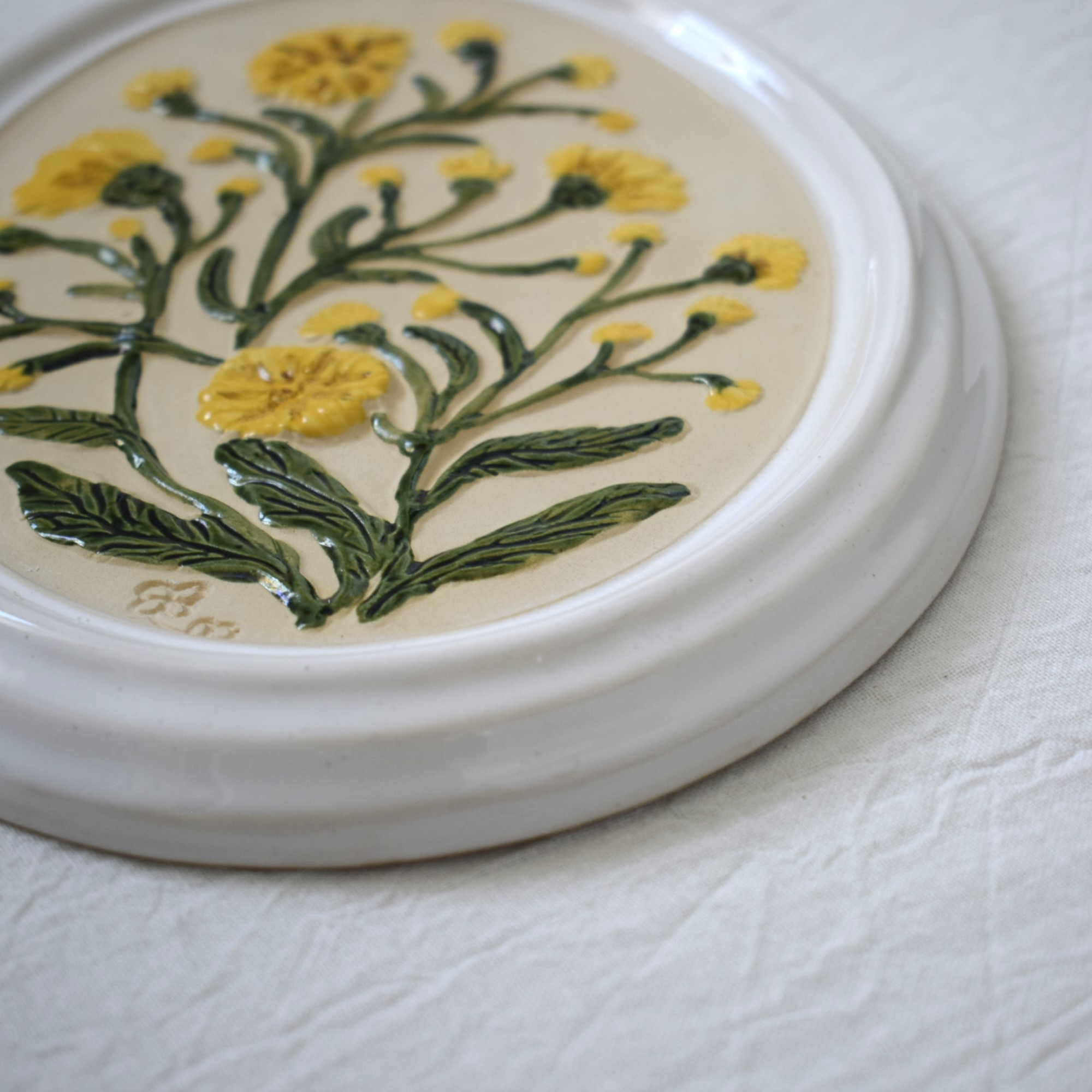 黄色いお花の陶板・白 / GABRIEL・ガブリエル / スウェーデン | florantik