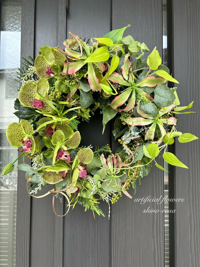 グリーン胡蝶蘭とグロリオサのハーフムーンリース｜Shino_Rosa