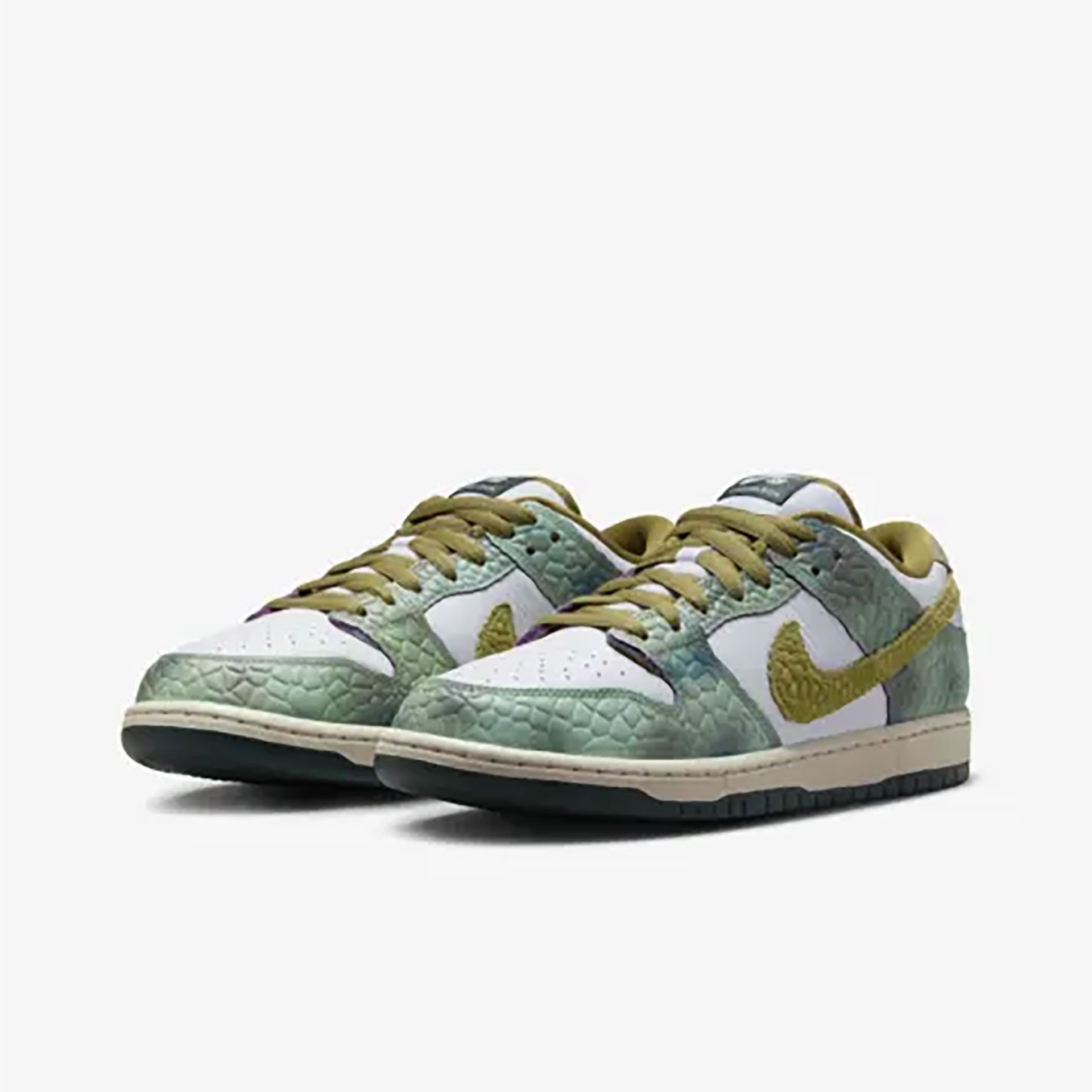 NIKE SB DUNK LOW PRO x Alexis Sablone 'White & Pacific Moss