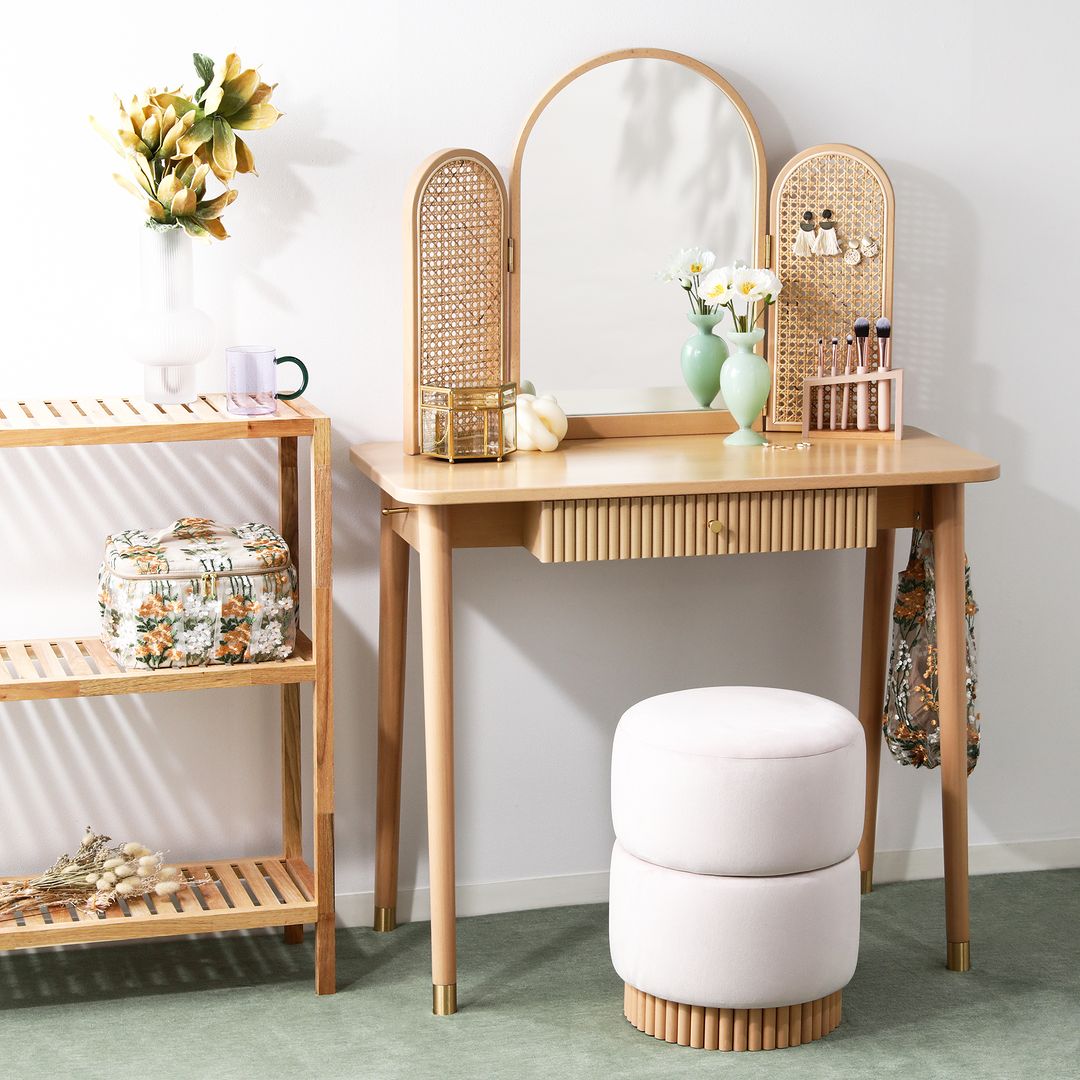 リモートワークのデスクにもなる、大人可愛いナチュラルテイストの