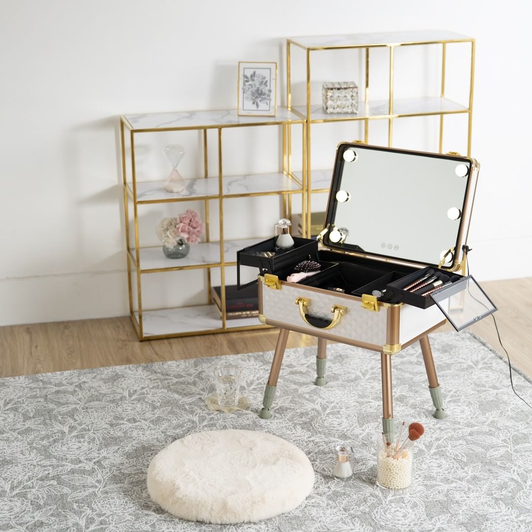 収納力たっぷりで高さも調節できるキラキラのトランクケース型