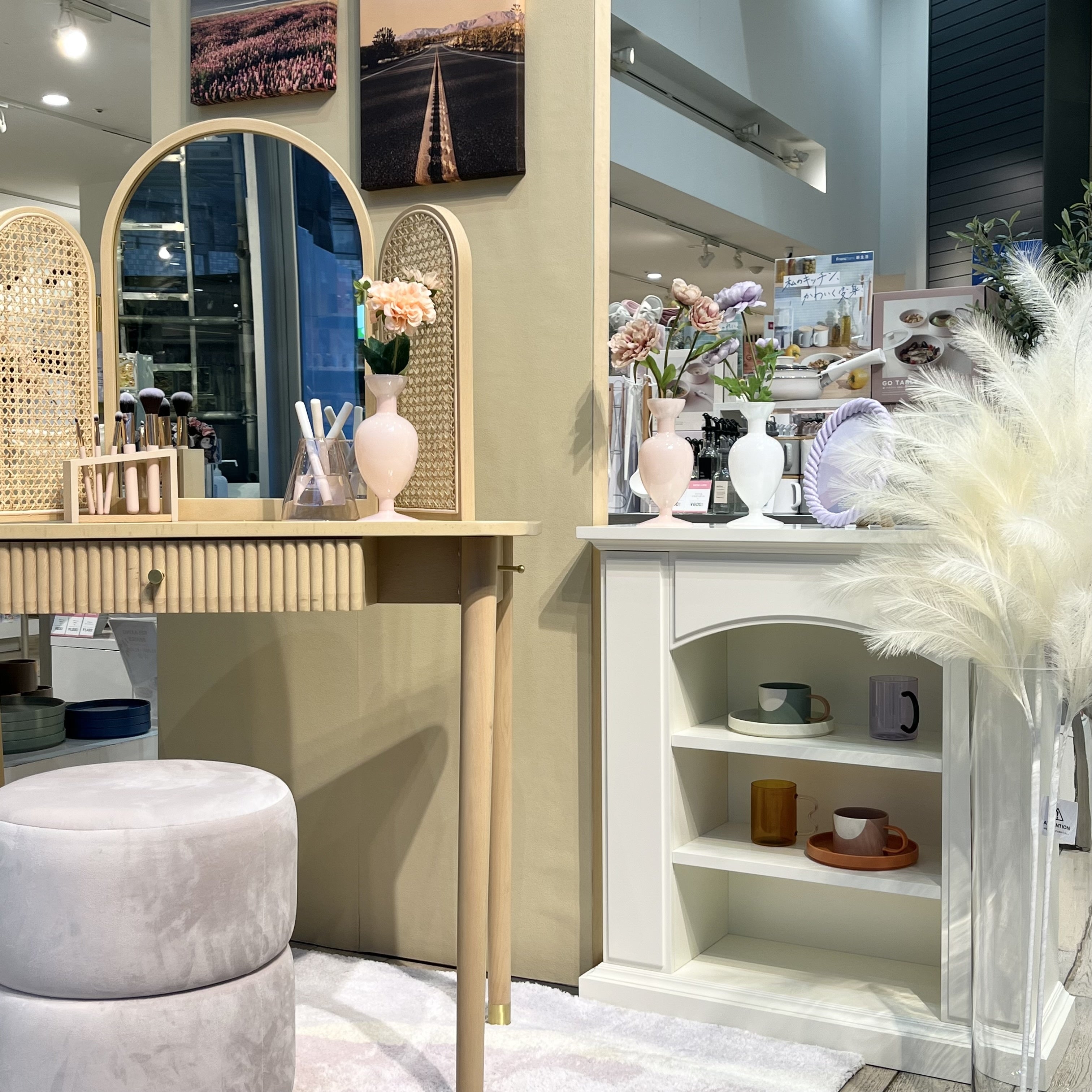 ナチュラル素材が可愛いドレッサーを主役に、春らしいレトロでポップな