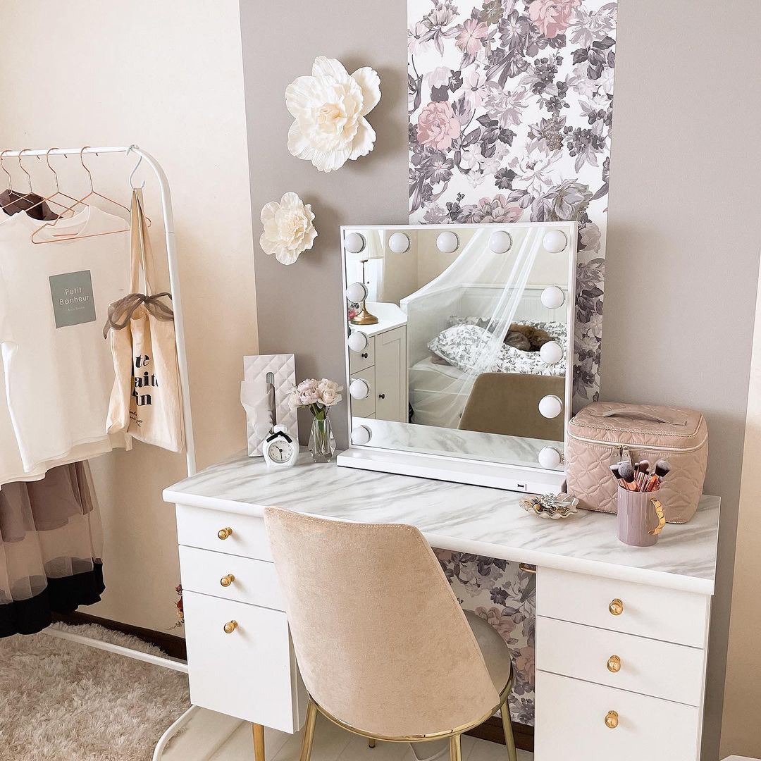 淡いカラーで上品な印象に。気分が上がるドレッサーコーディネート