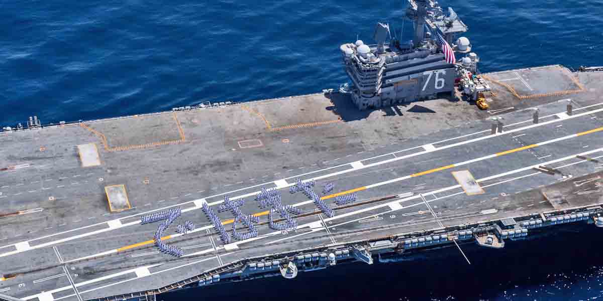 米空母ロナルド・レーガン、本国帰還で離日 駐日米大使も見送り 甲板で