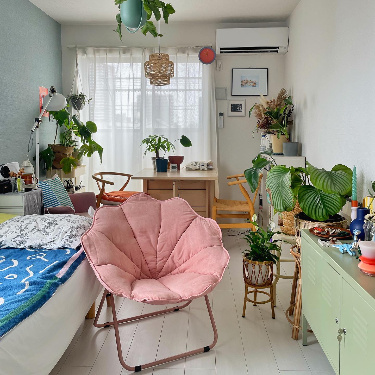 ブルーグリーンをテーマカラーに、植物や花が映える26㎡・一人暮らしの