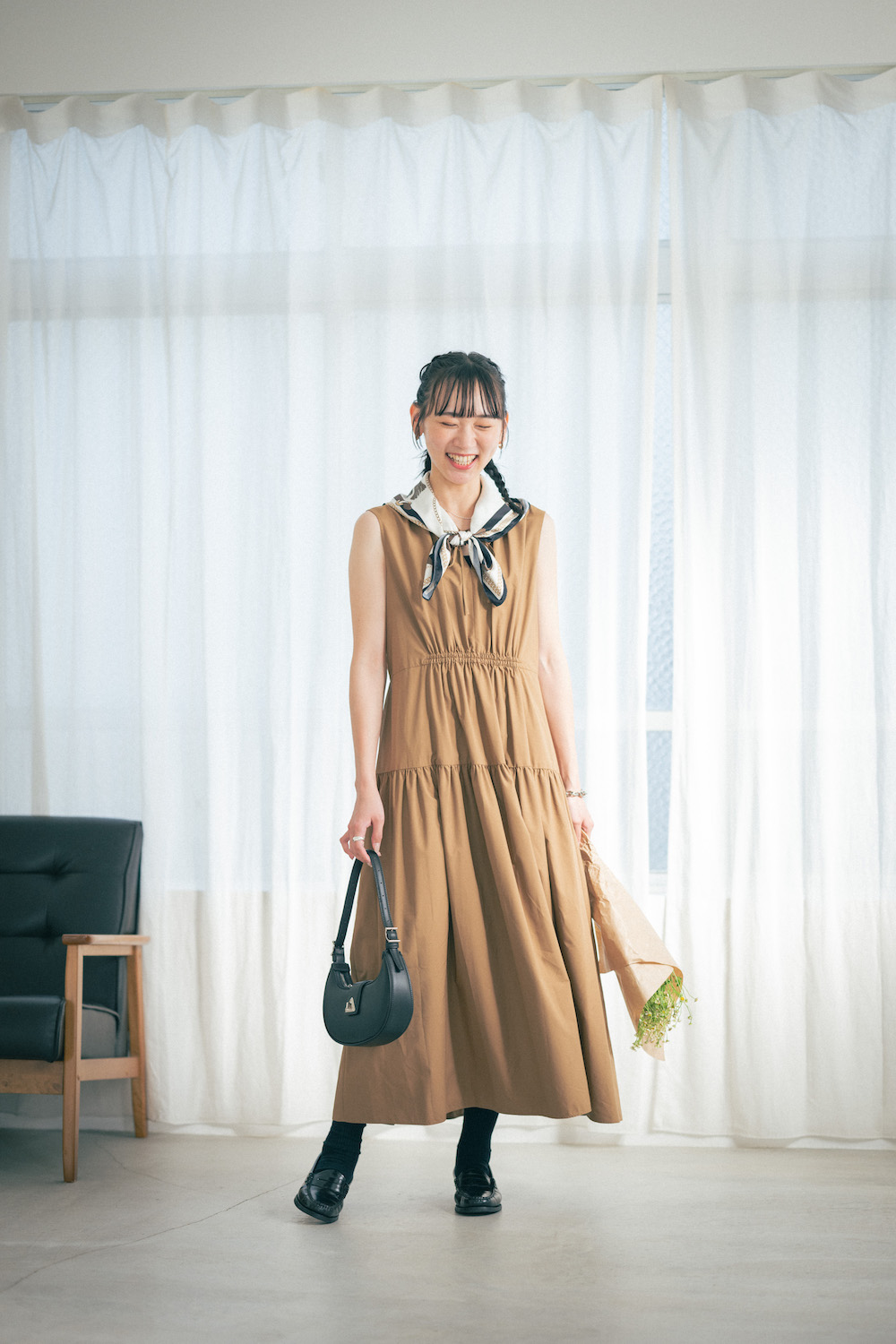 ワンピースの着こなしが新鮮に！首元にスカーフを巻いてアップグレード