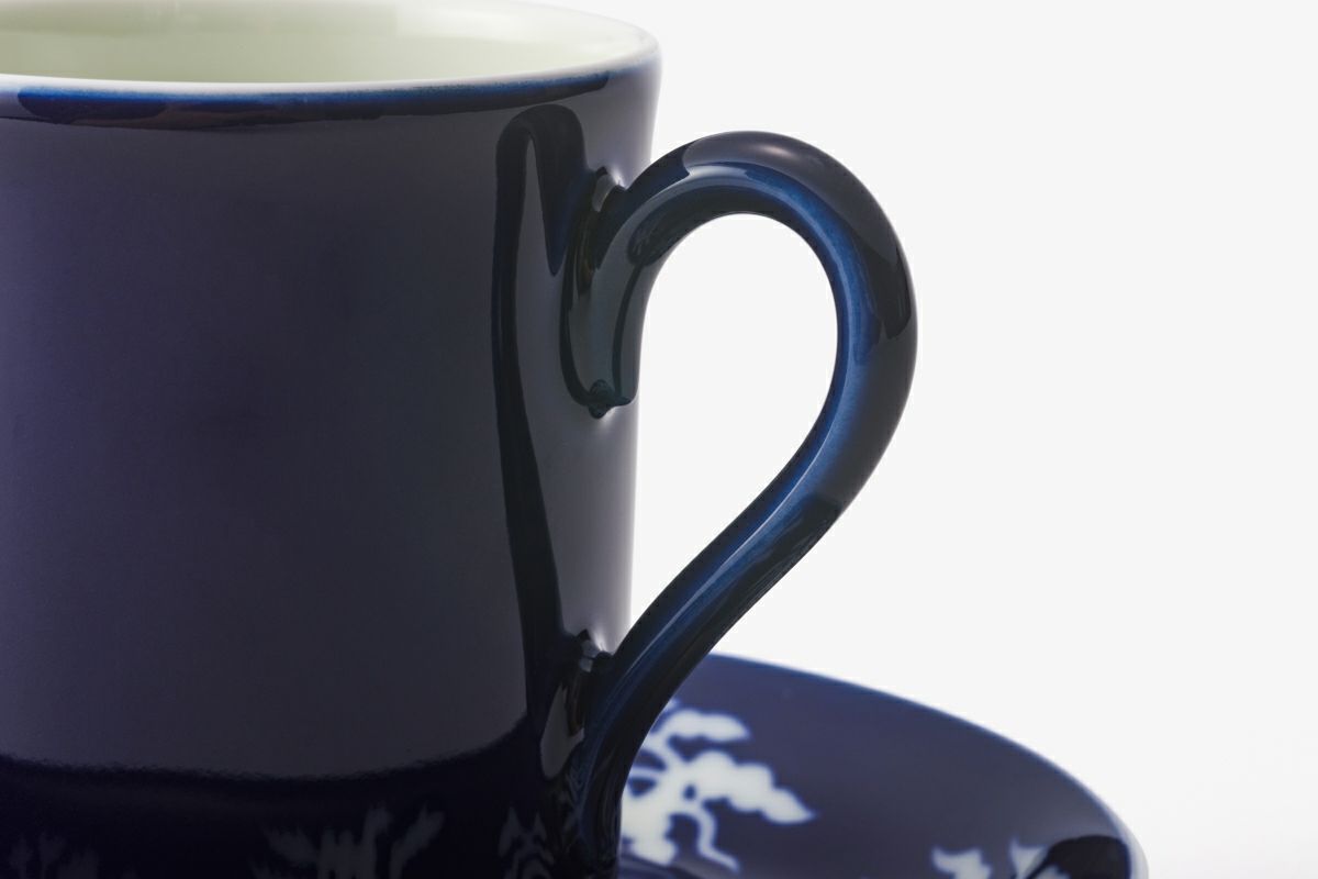 明染付白抜紋 突立コーヒー碗皿 | 有田焼 深川製磁｜公式オンラインストア