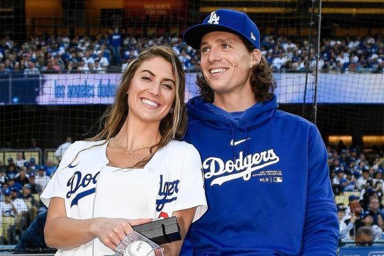 大谷翔平同僚の金髪彼女が始球式 マウンド付近でハグ…長身右腕も笑顔