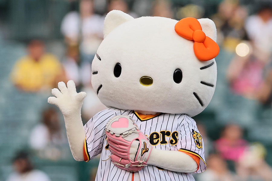 阪神ユニ姿でハローキティが豪快投球 トラッキーとの