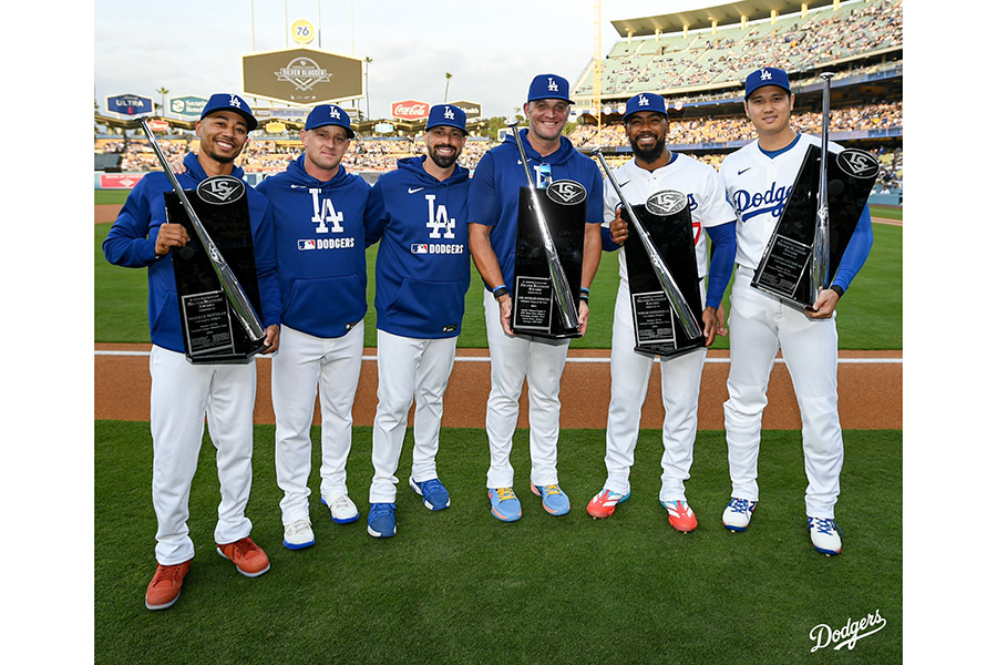 大谷翔平、シルバースラッガー賞贈呈式で笑顔 ベッツ＆テオも…チーム