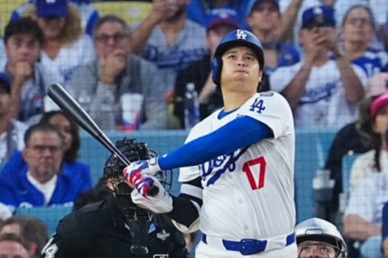 大谷翔平、2試合ぶりWS2号 ボール球を右翼席へ…CY右腕呆然、松井秀喜に