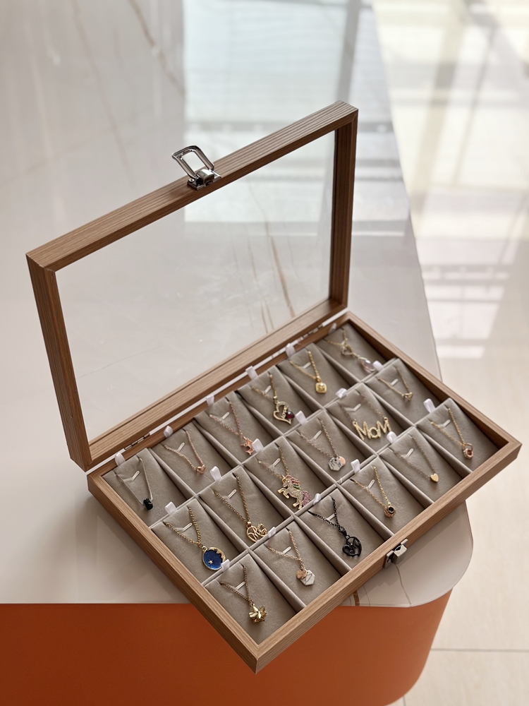 ガラス蓋の美しさに毎日うっとり！大切なジュエリーを見せる収納が