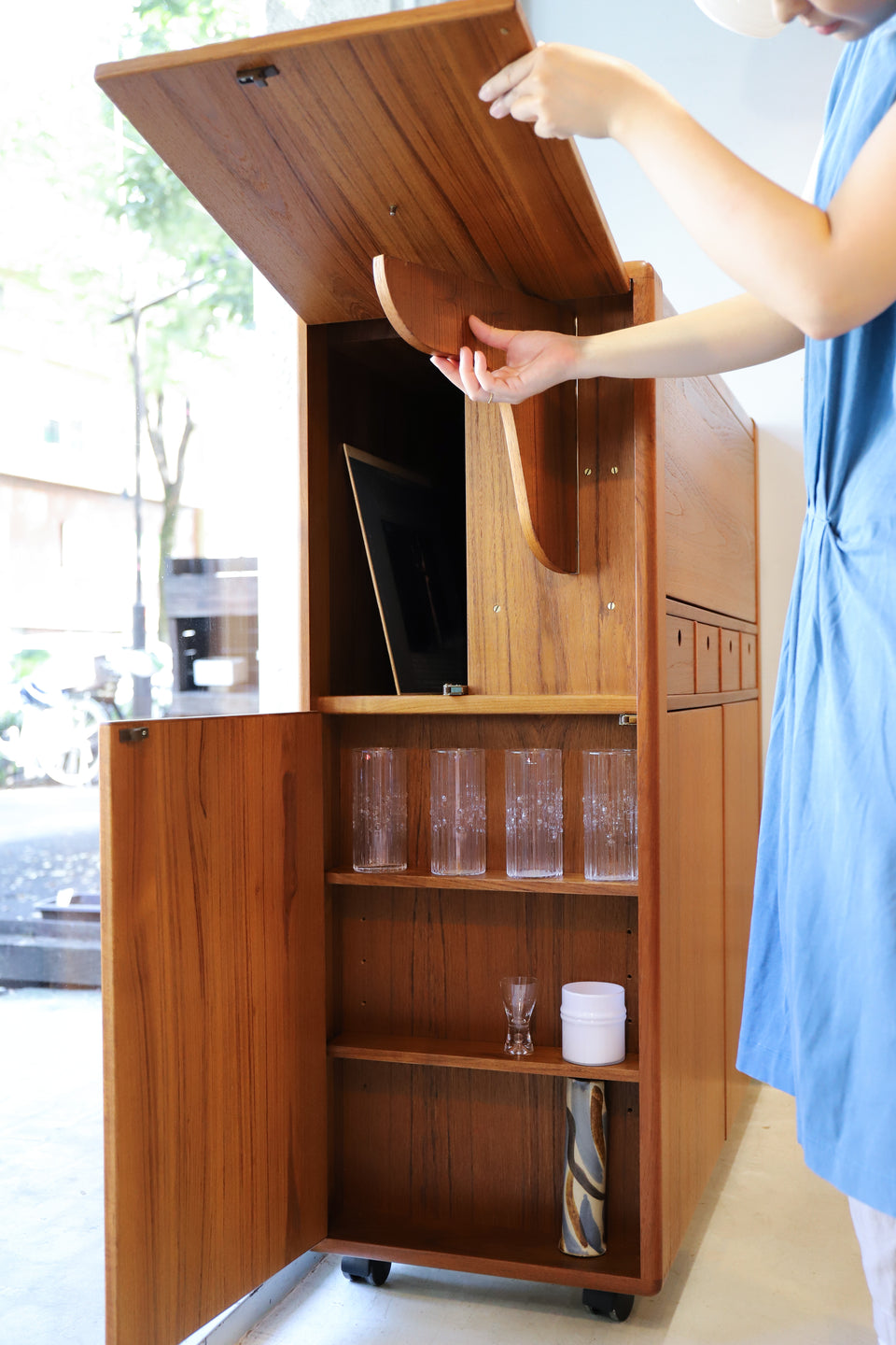 D-スキャン ドリンクキャビネット 北欧デザイン チーク材/D-Scan Drink