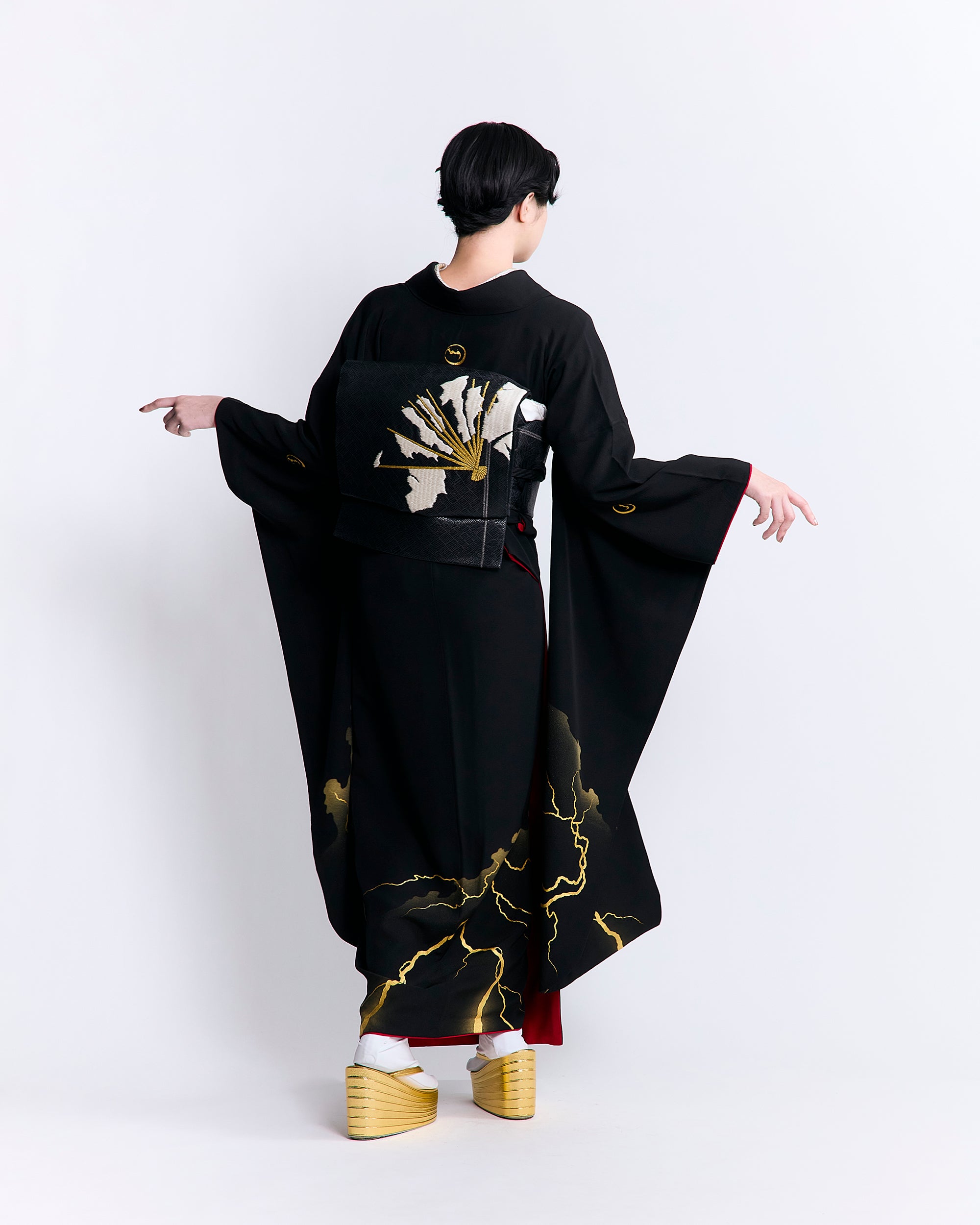 黒紋付稲妻｜手染め友禅 – 振袖KAPUKI