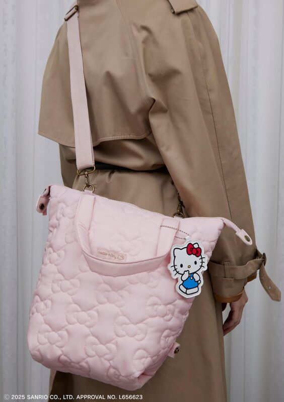 甘いピンクのバッグ＆小物が入るチャーム付き！／ HELLO KITTY リボン