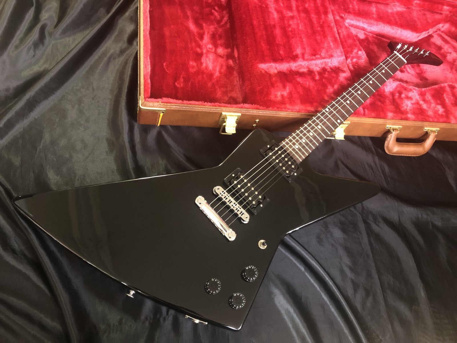 Gibson USA / 80's Explorer Ebony（新品）メタリカのジェームズ仕様