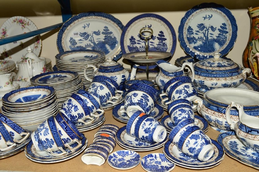 A QUANTITY OF BOOTHS 'REAL OLD WILLOW' PATTERN DINNER AND TE in