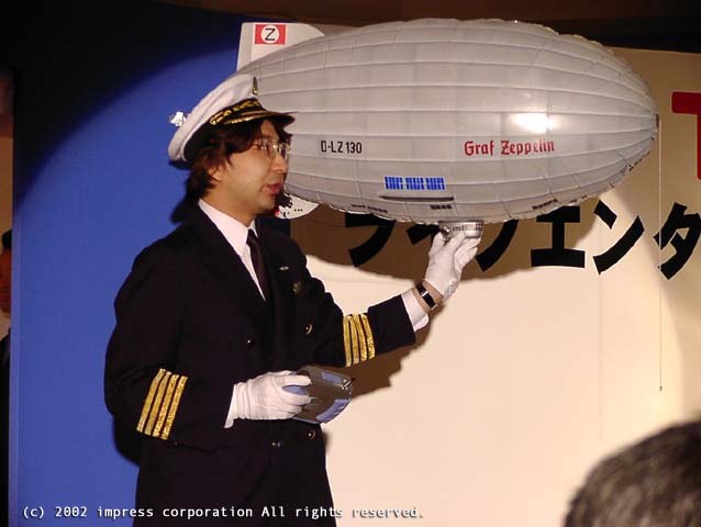 タカラ、ラジコン飛行船「SKYSHIP」を発売 「チョロQ」の電気自動車も発表