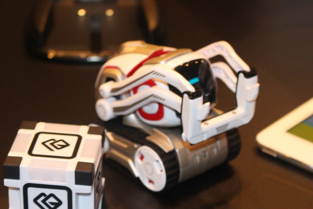 タカラトミーより”心をもつ”AIロボット「COZMO」が9月に発売