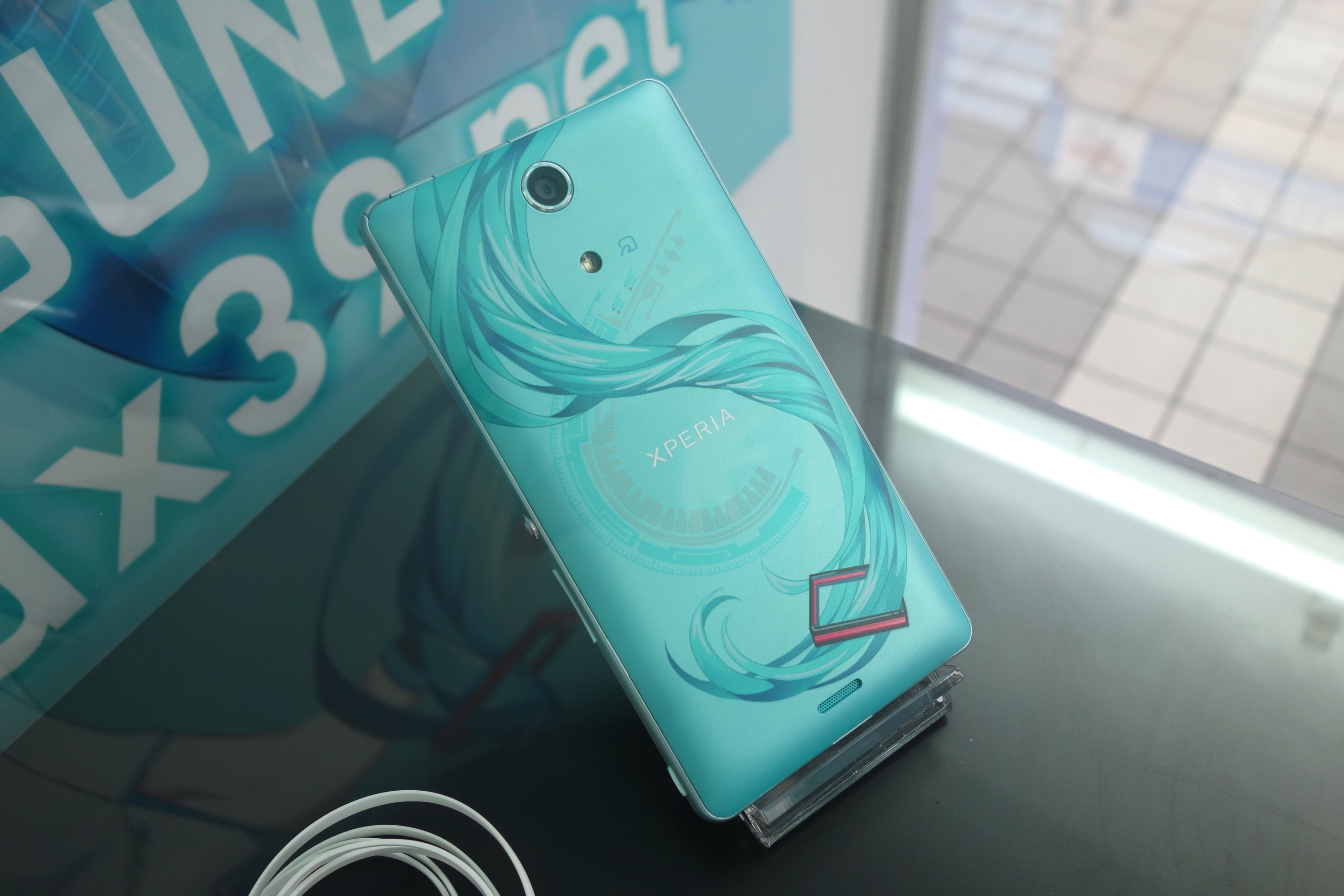 本日11時よりXperia feat. HATSUNE MIKU SO-04Eが16,200円、L-04Dが