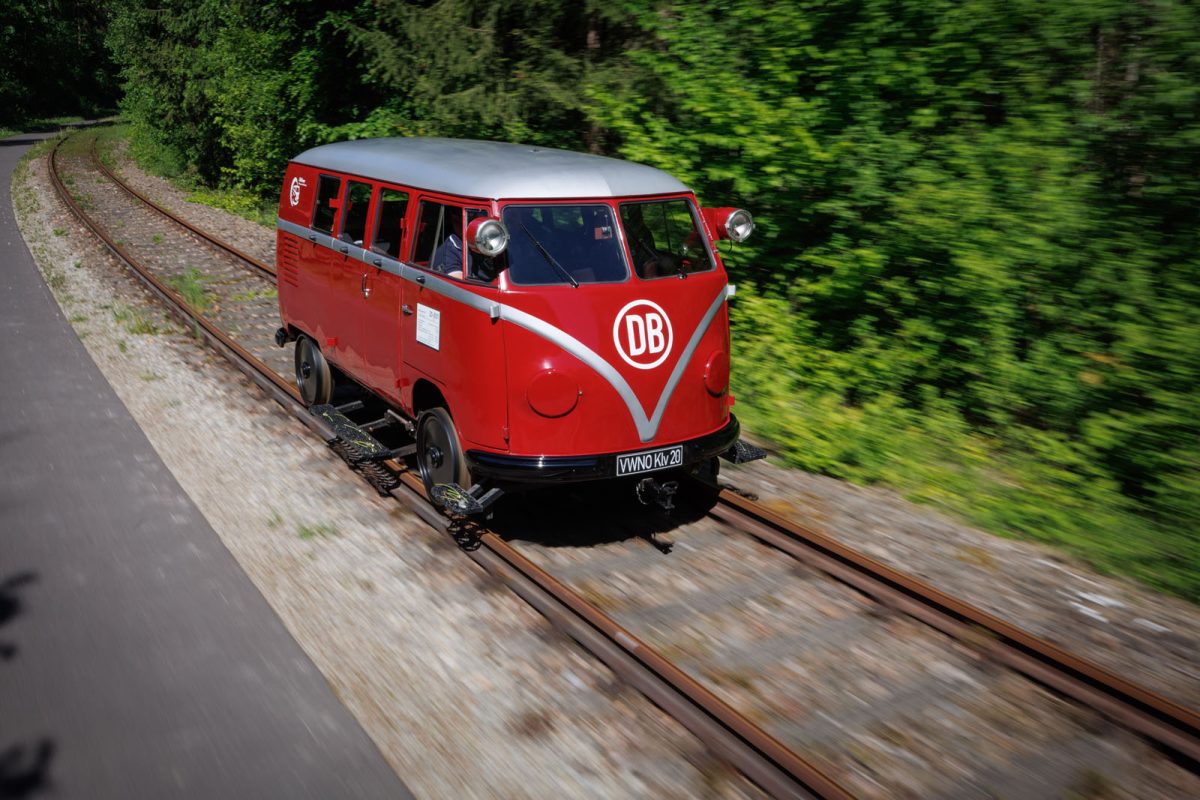 VW、1955年製の「ワーゲン鉄道バス」を復元。T1の車体を鉄道シャーシに