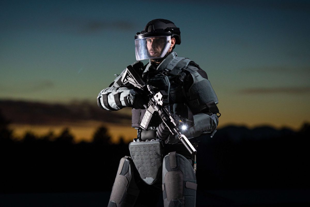 まるでSFに出てきそう。防弾でも動きやすい強化装甲エクソスケルトンが