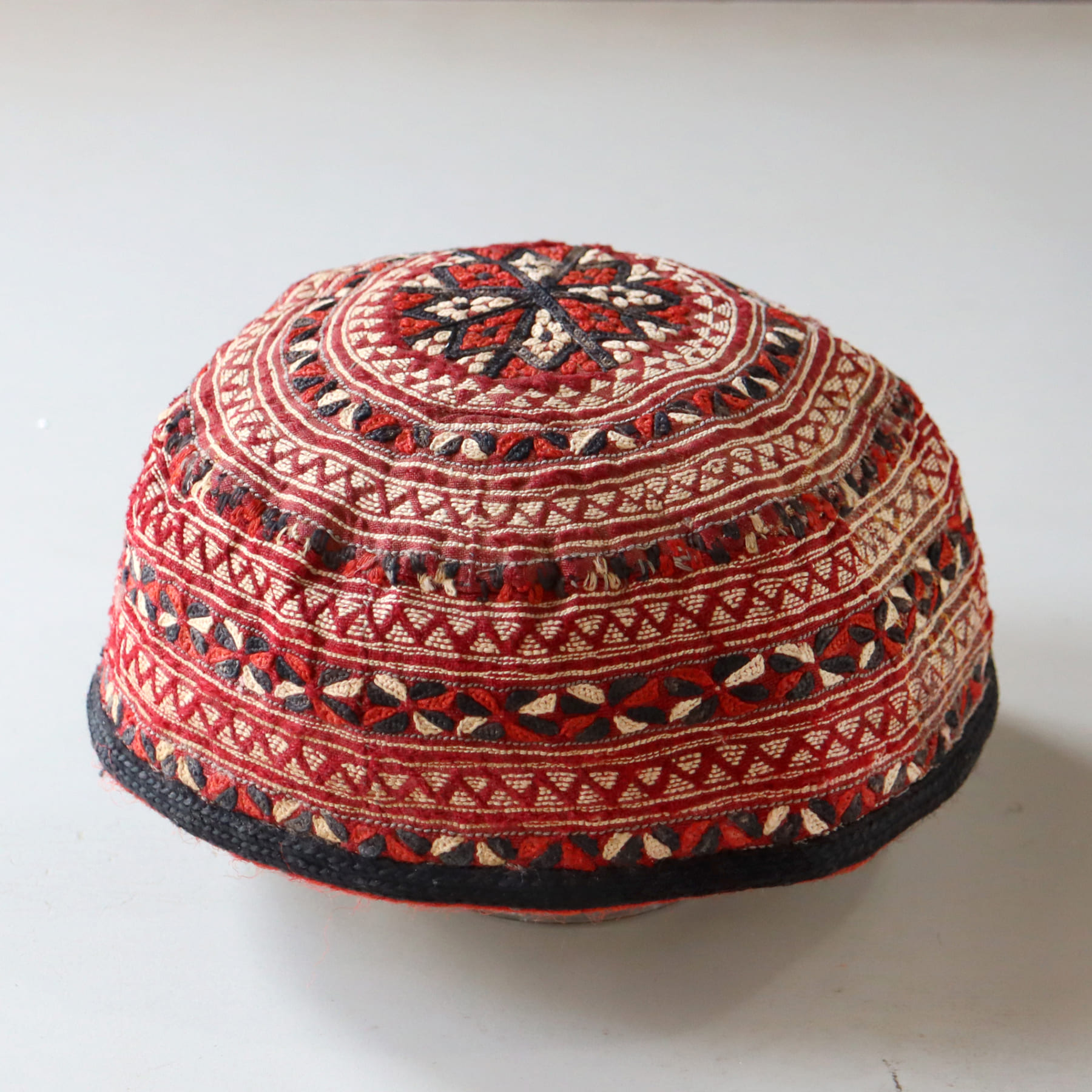 トルクメン 刺繍の帽子 ヴィンテージ 民族衣装 / ガラタバザール