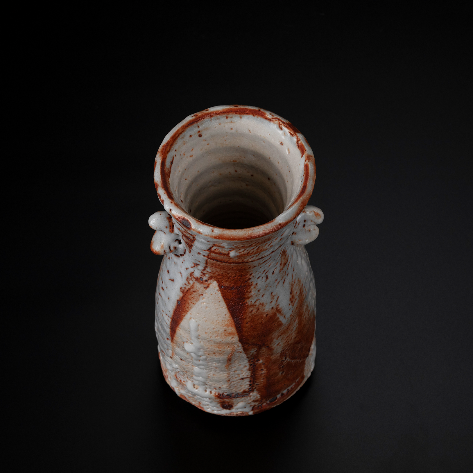 志野花入｜侘び寂びが息づく日本の陶芸アート