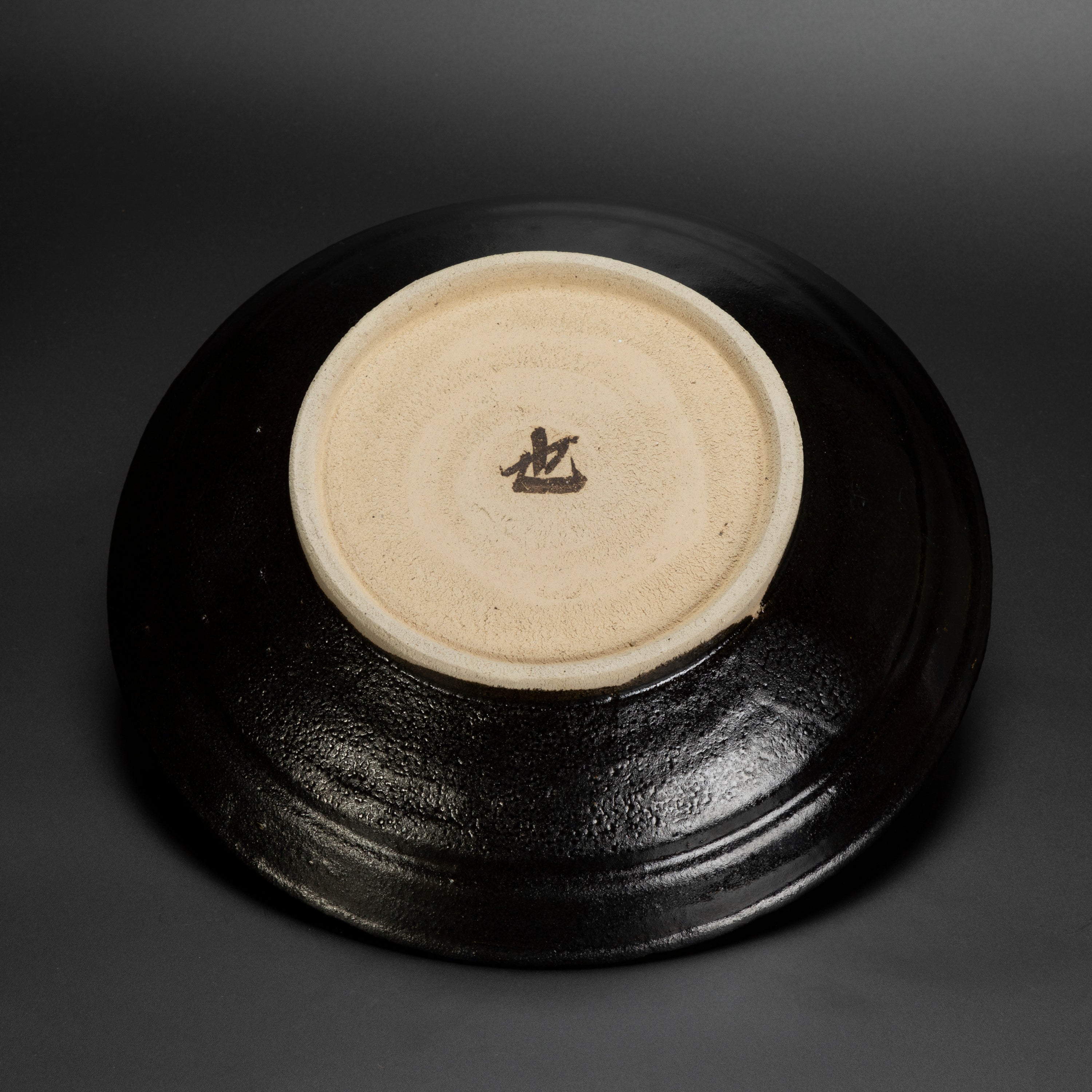 食卓に特別な美を添える、瀬戸黒皿