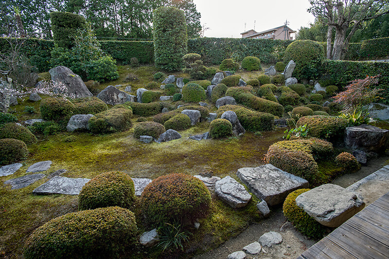 盛安寺庭園 集団石組と大刈込みが美しい枯山水 -庭園ガイド