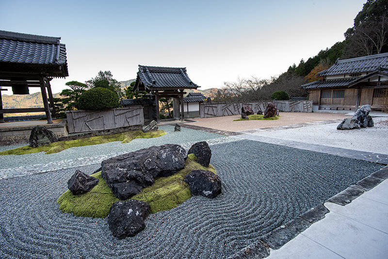 石像寺 重森三玲による2つの石庭 -庭園ガイド