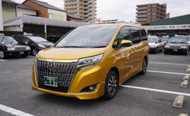 名古屋の街を走る「金色のタクシー」！ 3代目はエスクァイアにフル