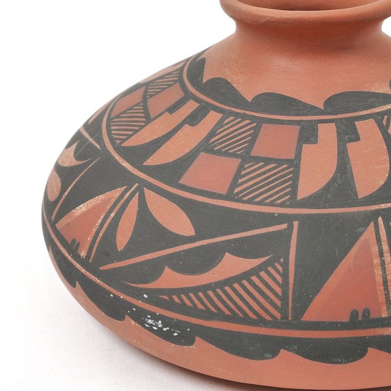 ホピ族またはアコマ族 by N.Analla 幾何学模様 赤土 壺｜マライカ公式通販