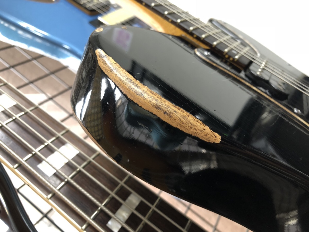 楽器屋さんが行うラッカー塗装のギターの手入れの仕方、スタンドの