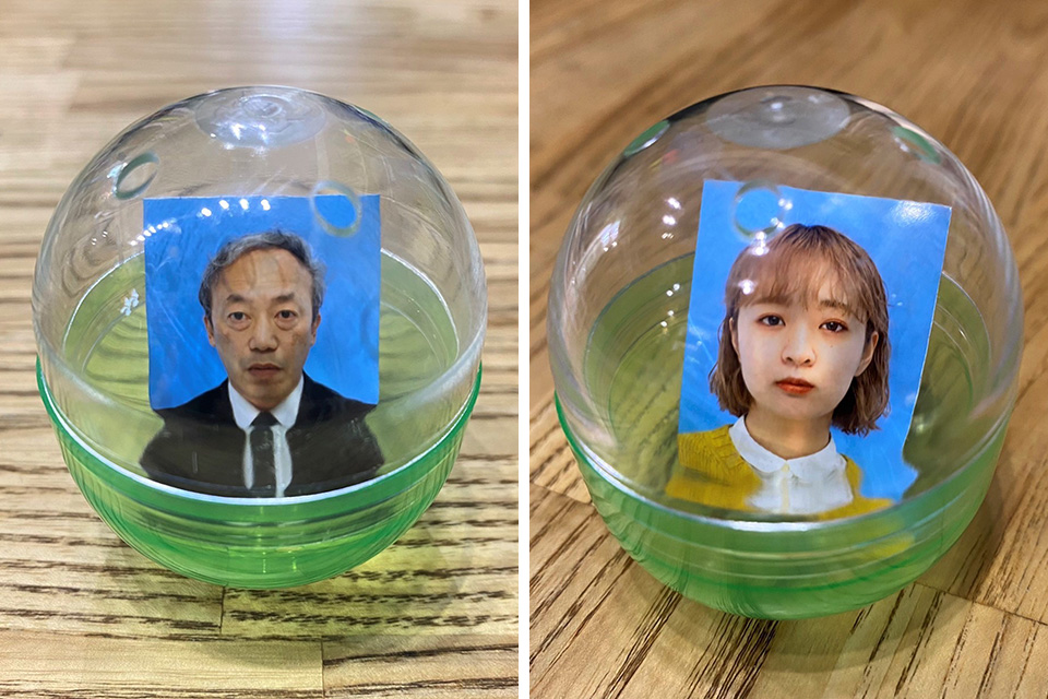 誰やねん！” ツッコミどころ満載の「赤の他人の証明写真」ガチャが意外