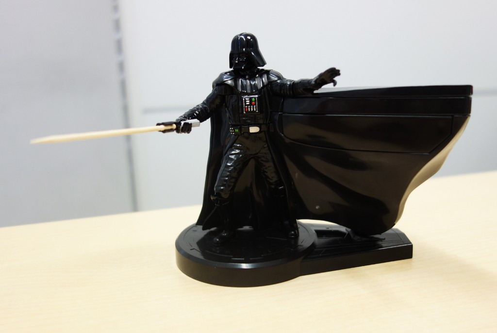 ベイダー卿が突き付けるのは……つまようじ？ 取り出すアクションも