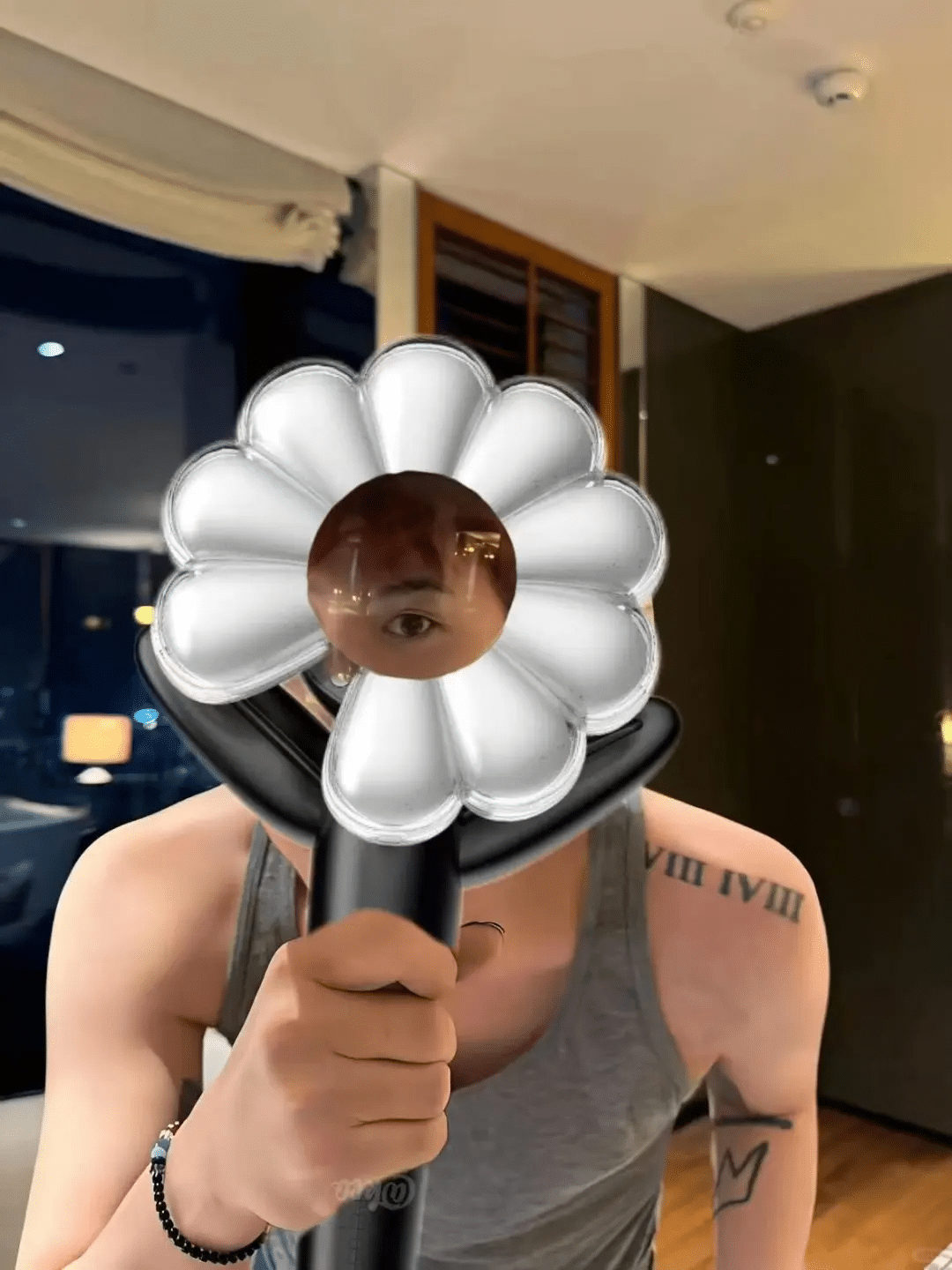 G-Dragonの新しいペンライト：輝くデイジー