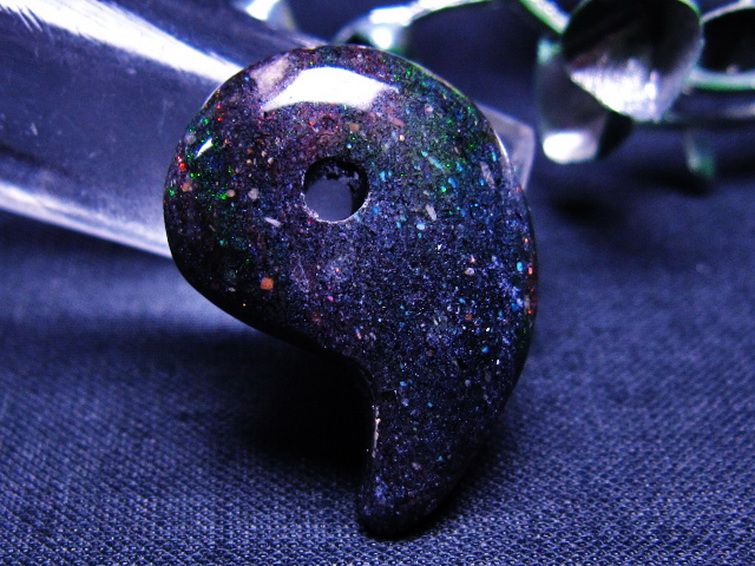 ブラックオパール勾玉[L381-51]