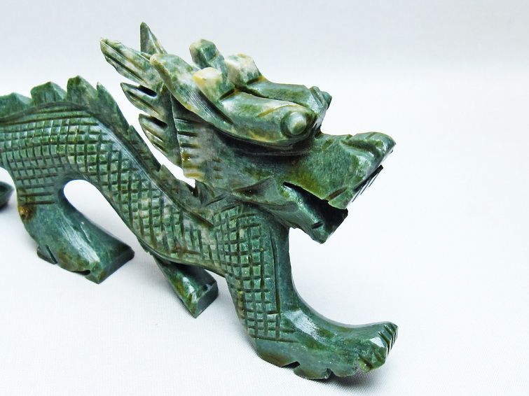 パワーストーン 天然石 インド翡翠手彫り龍置物[T757-1972]