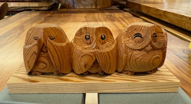 屋久杉『見ざる聞かざる言わざる』ふくろう彫り物・置物240 | 屋久杉