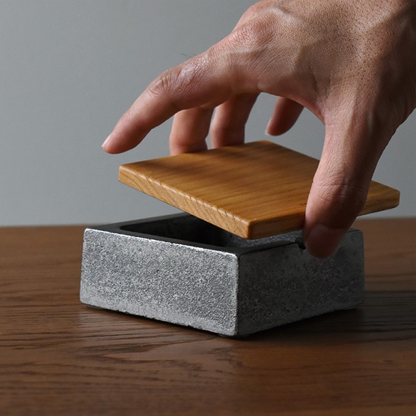 Ashtray」鋳物と木のフタ付き灰皿/Hacoaブランド/北欧風デザイン