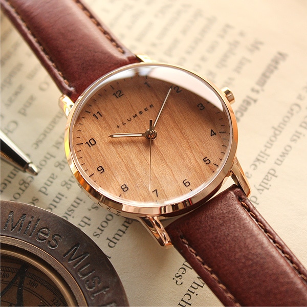 □「WATCH 8800」文字盤に本木目を使用した曲面ガラスが美しい木製